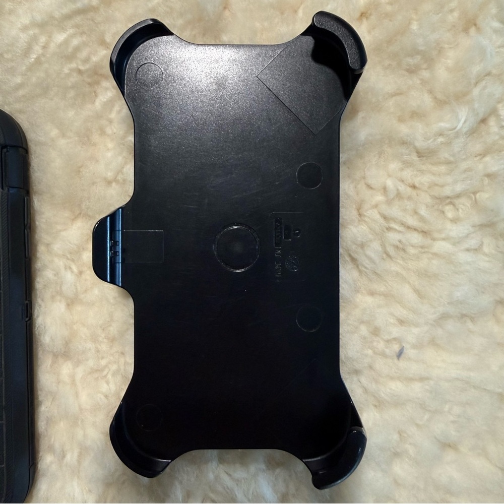 OtterBox Rugged Black Case with Clip - Picture 4 of 12
